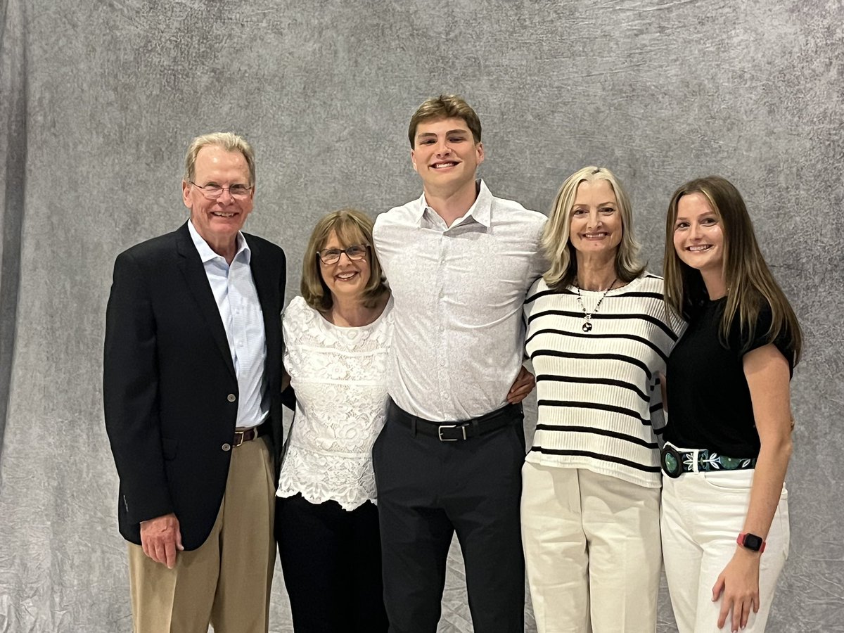 beeshoops's tweet photo. SENIOR AWARDS NIGHT
🔴 Stanley &amp; Catherine Zajac Memorial Scholarship 
🔴 David Stuczynski Memorial Scholarship 
🔴 2 Amazing families &amp; 1 deserving recipient.  Congrats Kyle Keener! We wish you all the best at Hillsdale. 
Thank you Zajac’s &amp; Stuczynski’s for your generosity. https://t.co/Wvp1B5lvUh