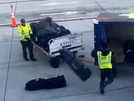 Delta Airlines Baggage Handlers Caught On Camera Heaving College Team's Golf Clubs On The Tarmac buff.ly/3ysxocx