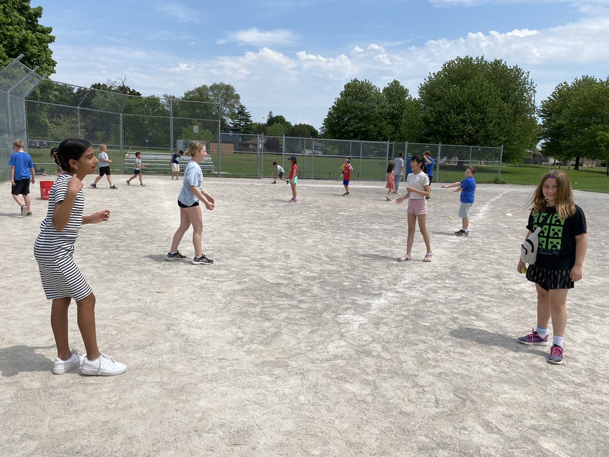 dulce_joao's tweet photo. Batter up. Great day to play some catch and field some balls. https://t.co/DCgPudXduO