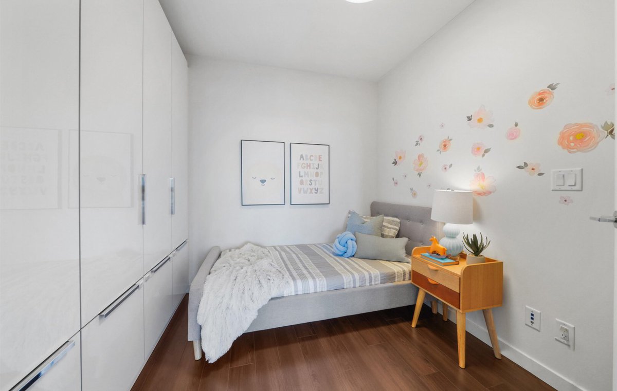 So I understood no window = not a bedroom. 
Then why do I keep seeing this BS?? And putting a kid in a windowless room?? Sad AF. 
#VanRE 
@CityofVancouver @GVRealtors