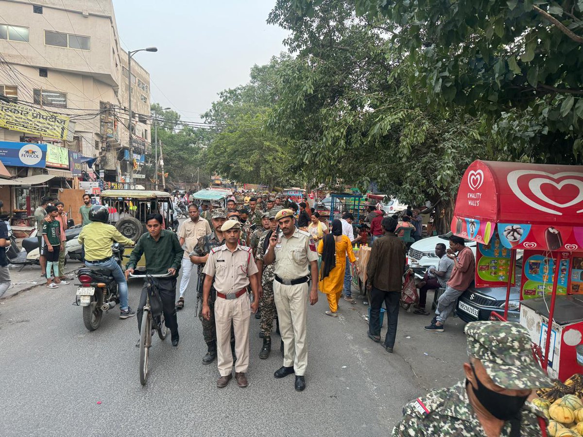 दिल्ली पुलिस एक निष्पक्ष और शांतिपूर्ण चुनाव कराने के लिए वचनबद्ध है। पश्चिमी ज़िले के अधिकारीगण एवं पुलिस की टुकड़ियां इलाके में गश्त कर रही हैं।