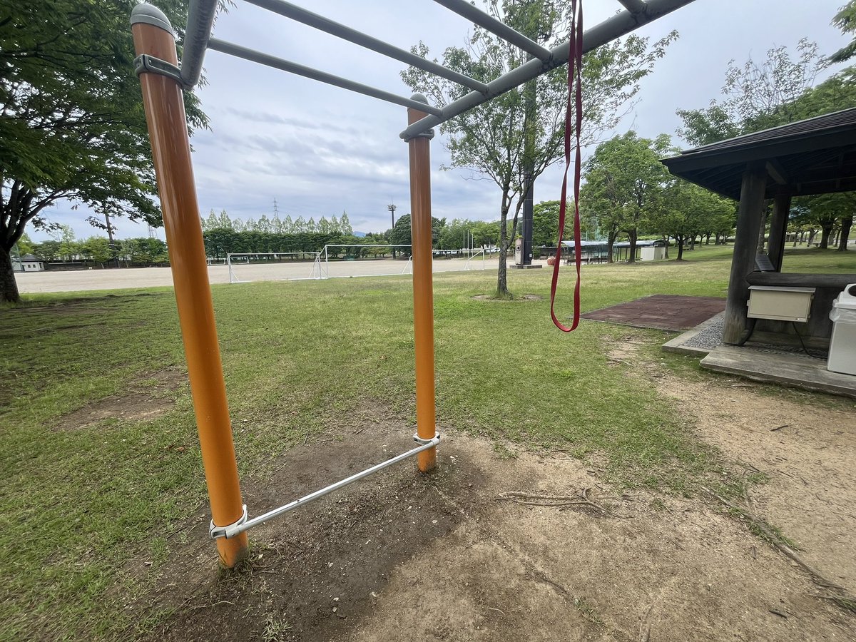 午前中は公園で疲労が溜まらない程度にトレしてきました！
最近、公園トレする時は裸足！アーシング効果🌏

EMOM式で30分間
・チューブ逆手ストラドルプレス
・逆立ち歩行
・ピストルスクワット左右8ずつ
この３つをぐるぐるとローテーションでやりました！

#自重トレ　#カリステニクス　#アーシング