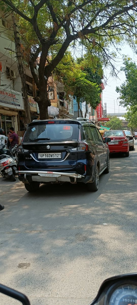 harshg899's tweet photo. @police_haryana @dtptraffic @cmohry
Sir, at 100ft road, ballabgarh Major cars are parked on almost half road cover and driver are using abusive language when we request for side your car. Even they aren't afraid of challan or anything.
So kindly take action on this cars driver. https://t.co/X4HJ9vvjrC