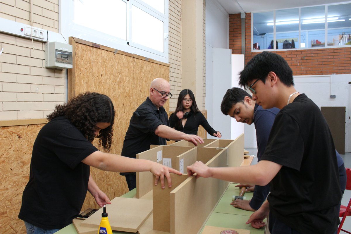 abaoaqu_'s tweet photo. Avui presentació de 'La barcassa, un espai per a tothom' a @LaCapellaBCN !!! Un intens treball de creació i construcció realitzat per l'artista Domènec #ENRESiDÈNCiA amb alumnes @InstitutBastida recreant l'edifici de l'institut en un moble per estar i per compartir. A les 18h!!💫 https://t.co/JJBrQcYfnc