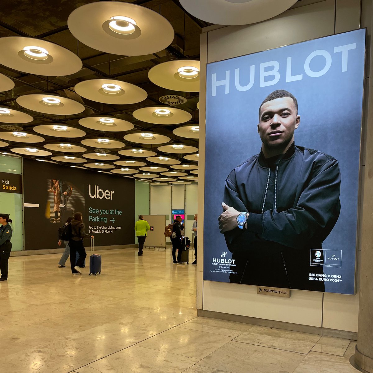 Kylian Mbappé at Madrid airport as an advisement for Hublot. ⌚🇫🇷👀