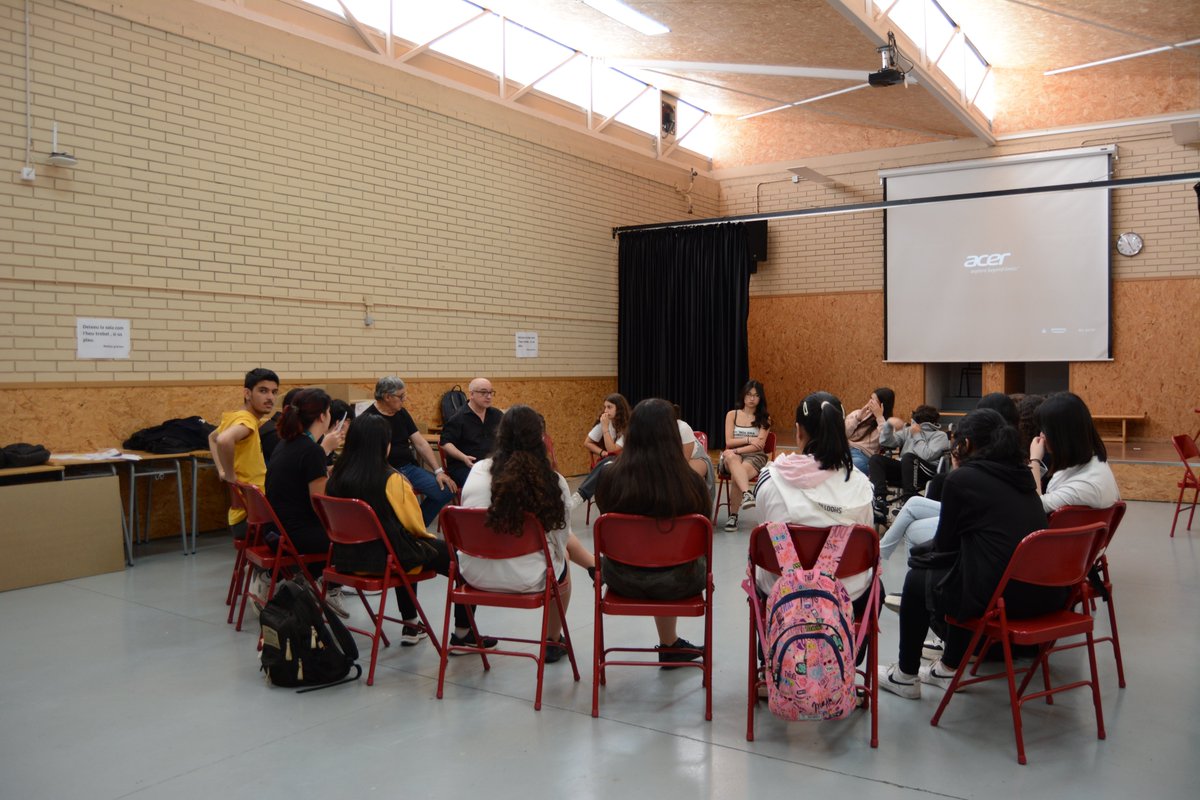 abaoaqu_'s tweet photo. Avui presentació de 'La barcassa, un espai per a tothom' a @LaCapellaBCN !!! Un intens treball de creació i construcció realitzat per l'artista Domènec #ENRESiDÈNCiA amb alumnes @InstitutBastida recreant l'edifici de l'institut en un moble per estar i per compartir. A les 18h!!💫 https://t.co/JJBrQcYfnc