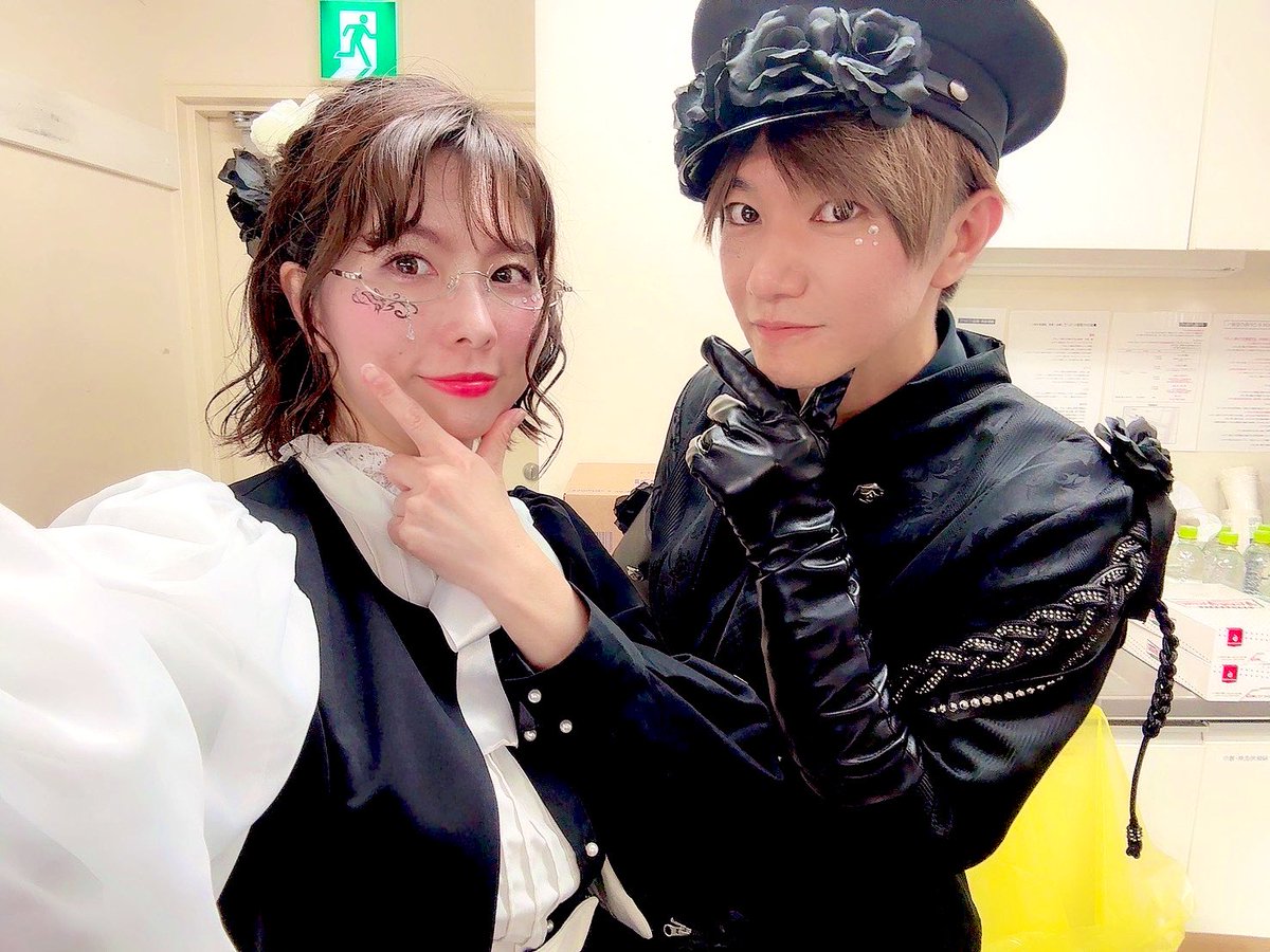 yuta_0323_'s tweet photo. #アンノウンベット 2公演目、御来場頂きありがとうございました🃏

今回は白の生き残りー！
悔しいぃー！
でも本当に最後までどうなるのかわからない今回の物語。
毎公演違った結末をお楽しみに♪

キャロル＆今作振付の松本稽古さんと📸
天才的な振付。
エンディングダンスはやらないんですか？ https://t.co/nlJRxAipYz
