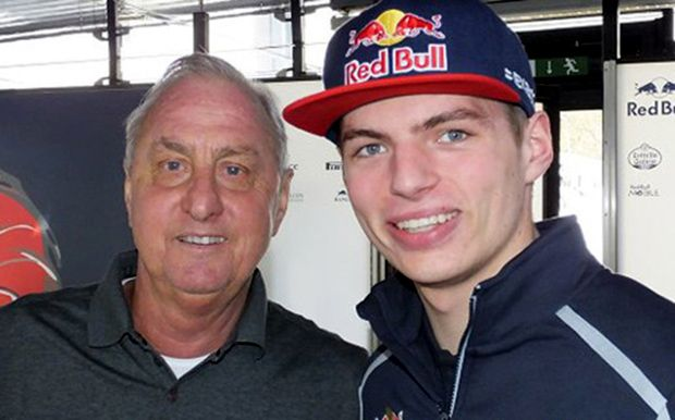 Bicara soal Max Verstappen dan sepakbola, dia sangat mengidolai Johan Cruyff dan menjadikannya panutan. Pada 2016 keduanya bertemu di tes pramusim Barcelona. Lalu beberapa bulan setelahnya, Verstappen meraih kemenangan perdana di F1 dengan waktu 1:41:40, sangat lekat dengan