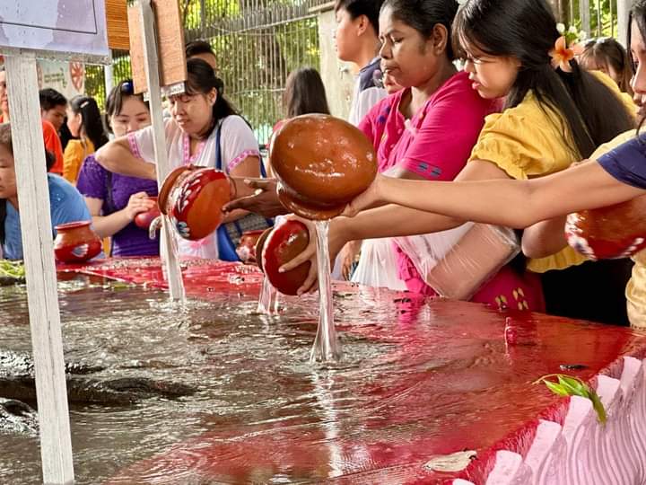 JunctionAsia's tweet photo. Thousands of Buddhist devotees gathered at Myanmar’s Shwedagon pagoda on Wednesday to mark the Buddha’s birthday and to water a sacred Bodhi tree believed to be linked to his enlightenment. https://t.co/1hL3IUUczk