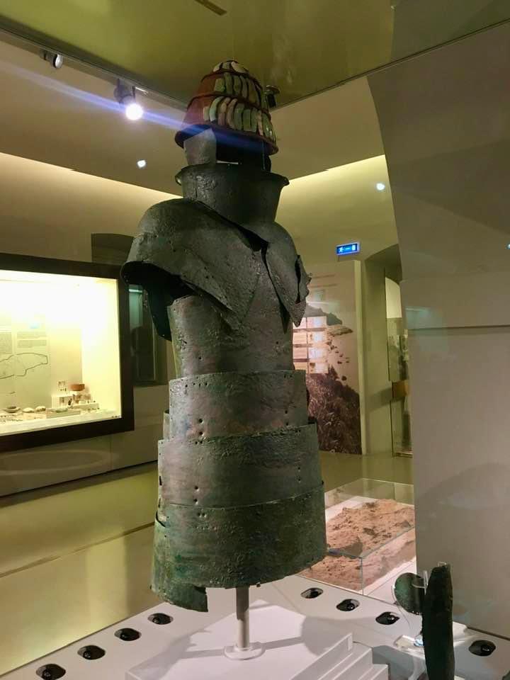 Yes it was possible to wear this armour (15thc BC, from Dendra) for extended periods of battle! Recent research (see below) concludes the #Mycenaeans had such a powerful impact in the Eastern Mediterranean partly as a result of their armour technology journals.plos.org/plosone/articl…