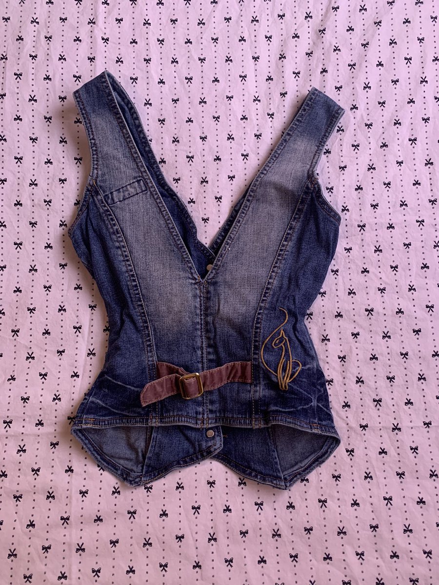 DemsGemz's tweet image. ✨Online thrifting mail time! Today’s thrifted package came from Mercari! 💎🏴‍☠️🦺

#Onlinethrifting #Mercari #Thrifted #Gemz #onlineshopping #Thrifting #secondhand #Y2k #Y2Kfashion #BabyPhat #mailtime #vest #iSpy #Thriftedfashion #Jeanvest