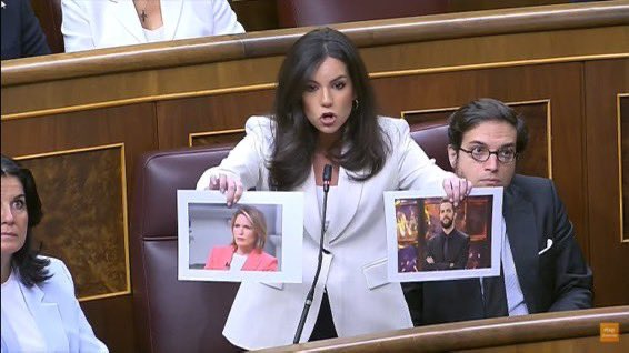 Ayer en el Congreso se habló de señalar a periodistas. Esta imagen es de hace un tiempo, en ella se puede ver a la portavoz de Vox, María José Rodríguez de Millán Parro, señalando a Silvia Intxaurrondo y a David Broncano. Ese día Ana Rosa Quintana no dijo nada.