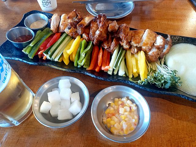 seoulnavii's tweet photo. 弘大入口駅前のヌグナホルタッバナンタッへGO！🍗多彩なフライドやヤンニョム、付け合わせ野菜たっぷり🥬🥬サムチキンでヘルシーに楽しめるよ！🍻ルーフトップも完備、団体もOK！詳細はこちら👇https://t.co/OaPHAg5Q35 
#韓国旅行　#チキン #弘大チメク https://t.co/TnrZZq551Y