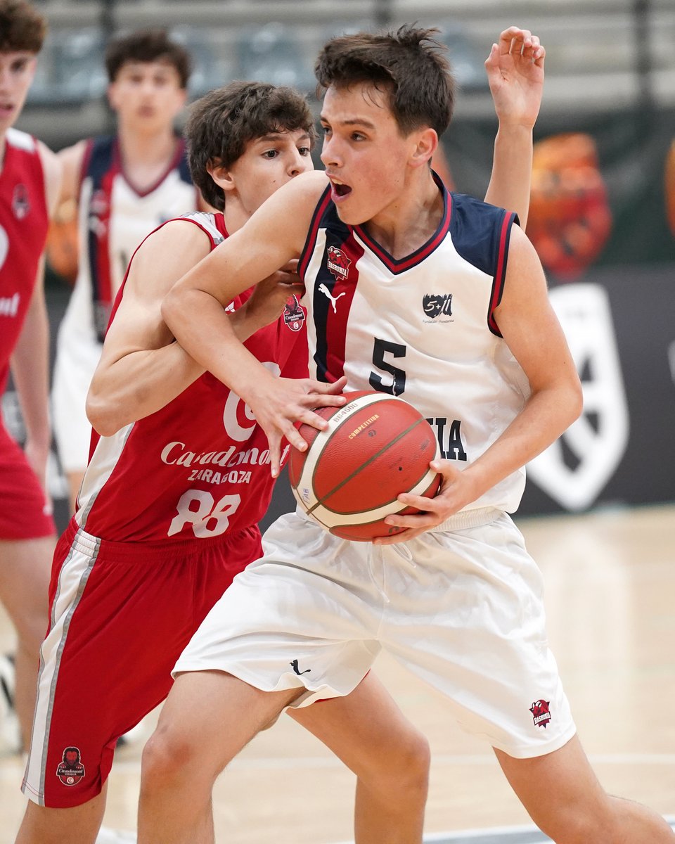 #GameDay ¡El cadete de Baskonia se juega el pase a semifinales en el Campeonato de España! 🏀 🆚 @RMBaloncesto ⏰ 17:00h 📺 shorturl.at/lrrwT 📊 shorturl.at/kdBSC ¡Mucha suerte, equipo! #GoazenBaskonia 🔵🔴