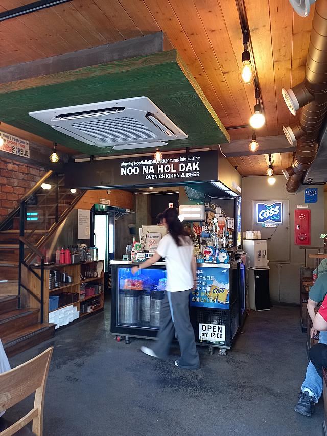 seoulnavii's tweet photo. 弘大入口駅前のヌグナホルタッバナンタッへGO！🍗多彩なフライドやヤンニョム、付け合わせ野菜たっぷり🥬🥬サムチキンでヘルシーに楽しめるよ！🍻ルーフトップも完備、団体もOK！詳細はこちら👇https://t.co/OaPHAg5Q35 
#韓国旅行　#チキン #弘大チメク https://t.co/TnrZZq551Y