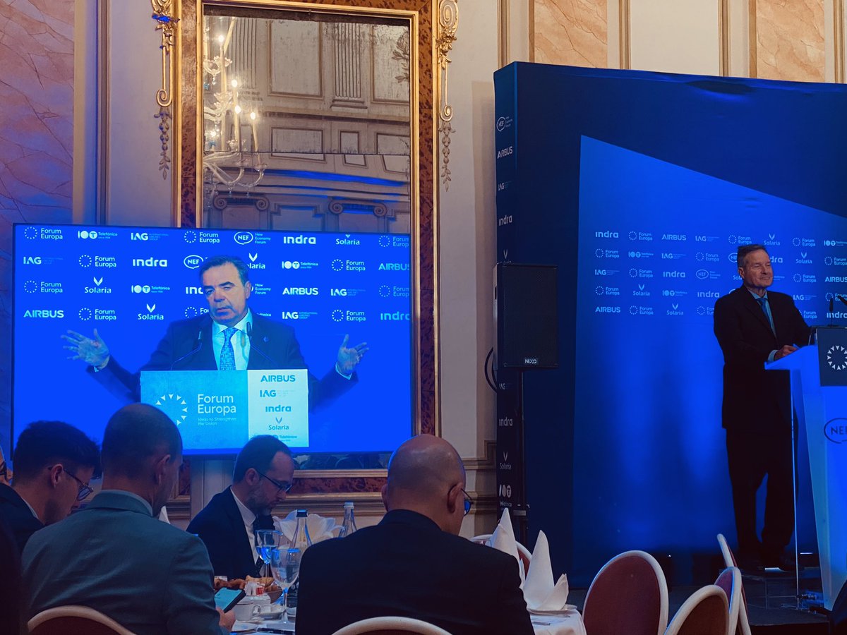 UGambini's tweet photo. #ForumEuropa with Mr. Margaritis @MargSchinas , EC Vice-President for Promoting our European Way of Life
#Schinas just reminded danger for EU of foreign dependence
“lets not depend on others
raw materials in Africa, chips in Taiwan”
🇪🇺should go beyond of what
is “douable” https://t.co/RDJ8GPpN02