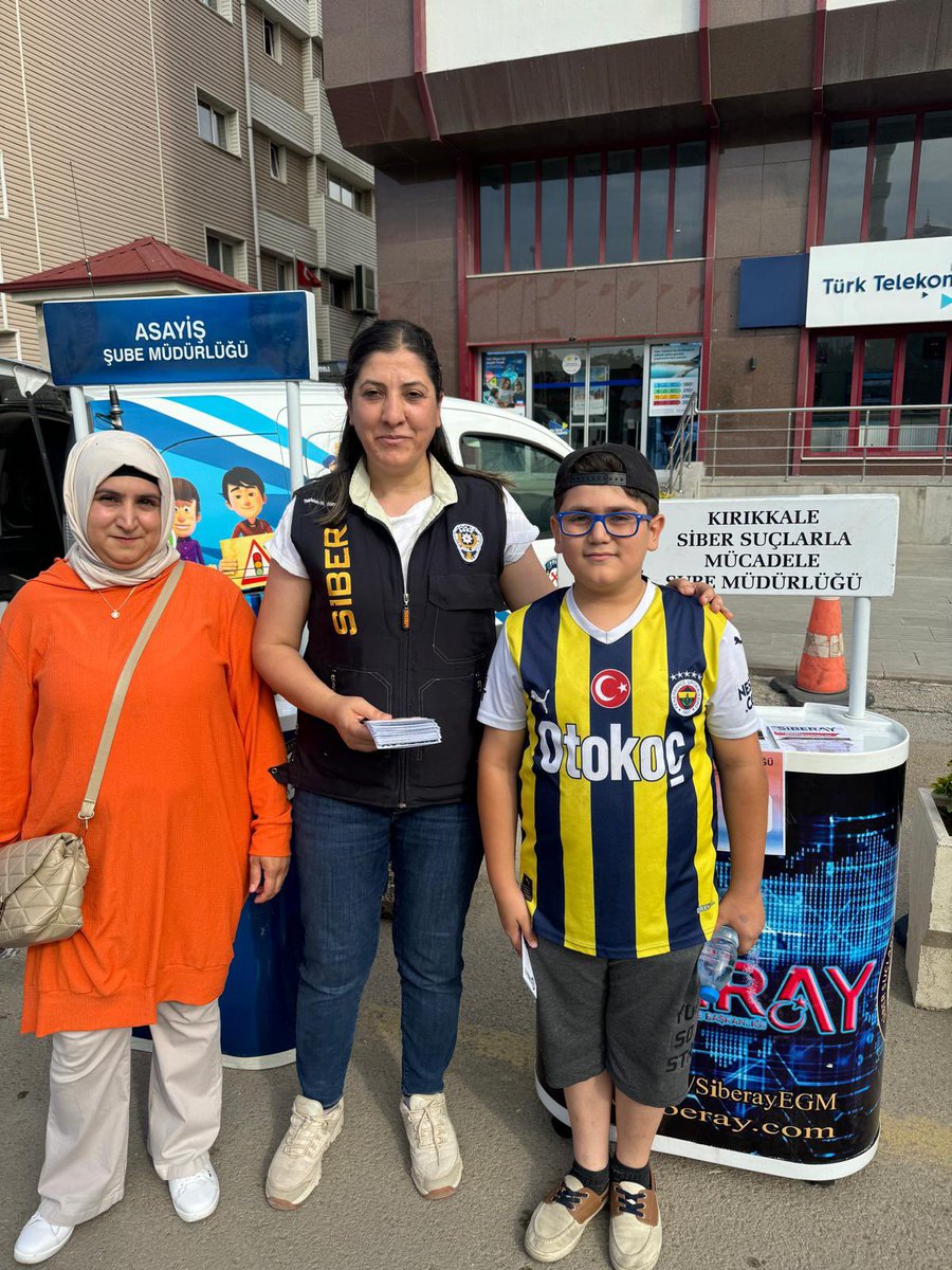 kirikkalepolis's tweet photo. Siber Suçlarla Mücadele Şube Müdürlüğümüzce #KaleFest 2024 etkinliklerine katılan vatandaşlarımıza;
🛜Güvenli İnternet Kullanımı
📱Mobil Bankacılık
🖥️Teknoloji Bağımlılığı
📳Siber Zorbalık konularında bilgilendirme yapılmıştır.
@EmniyetGM @SiberayEGM @TC_kkalevalilik https://t.co/6NuV8RJx0V
