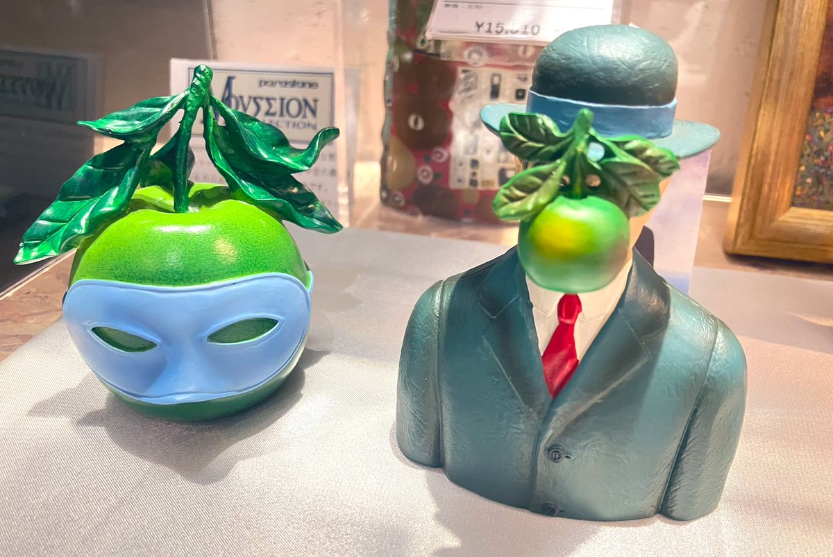 マグリット作品「Souvenir de Voyage（旅の思い出）」と「The Son of Man（人の子）」のフィギュア販売中です🍏 「The Son of Man（人の子）」はWEBショップでの販売も行なっております。 hmm.tobi-museumshop.com/items/86436955