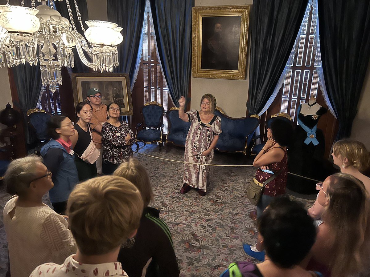 jaysondibble's tweet photo. The #AlohaMayTerm crew today learned about the life of Hawai`iβs royals at @IolaniPalaceHI, followed by a presentation from #GrassrootInstitute about ways to address homelessness & housing. π§‘π€π½π @HopeCollege @Hopeoffcampus https://t.co/NvRGQD7pUS