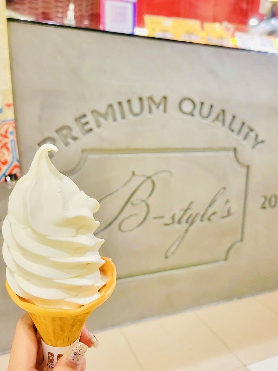 hap_chitose's tweet photo. B-style’sの「びえい産ジャージー牛のソフトクリーム」は
大人気のジャージー牛乳を使用することで、ジャージー特有の濃厚さがありつつ後味さっぱりで「おいしーー🍦」となる一品😋一緒に売っている総菜系との相性👍是非ご賞味ください #CTSソフト・アイスクリーム総選挙2024 #Bstyles #新千歳空港 https://t.co/NZ189ETpVP