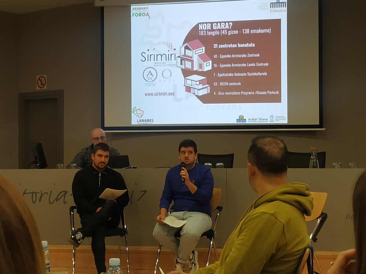 En estos momentos están presentando las prácticas de la empresa #sirimiri que acompaña a las personas mayores, en #arabakoenpresenforoa