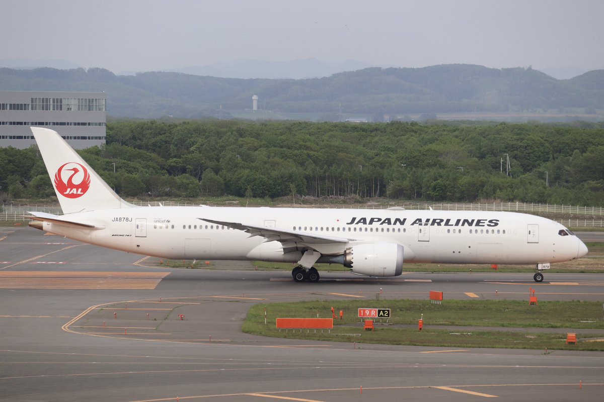 Japan Airlines
Boeing 787-9(JA878J)/ May 23,2024
#RJCC #CTS #飛来機

羽田空港で発生したJALのA350-900同士の接触事故の影響で欠航になった便(JL503/504便)を補う形で臨時便(JL4501/4502便)が設定され、新千歳空港に飛来しました。通常なら投入されることがないB787-9(E92)での飛来でした。