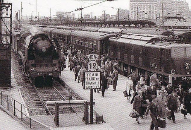 CheminsdeFerTC's tweet photo. Retour de week-end ou de vacances à l'ancienne => #gareMontparnasse (=>#Paris) grâce à de la traction =>#vapeur (une =>#141P) ou électrique (une =>#2D25400) dans les années 50.
Auteur et source inconnus. https://t.co/3dxoiPhdTY
