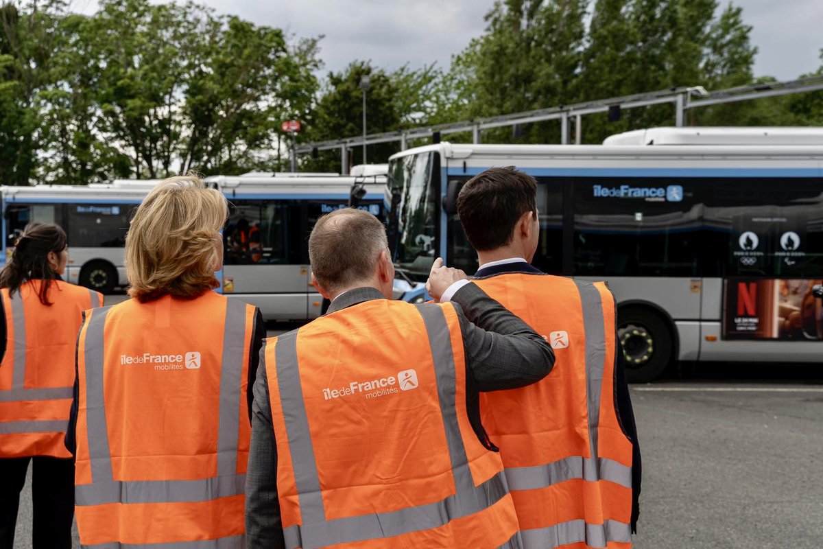 Avec @vpecresse, visite d’un dépôt de bus au biométhane. Après avoir encouragé cette technologie, qui décarbone les transports et soutient notre agriculture, l’Europe veut maintenant l’interdire pour imposer le 100% électrique…