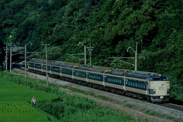 teinentetsu's tweet image. #皆さんの583系の画像見せて
相変わらずの再掲ですが、北東北90年代半ばの記録。既にこの頃は特急の定期運用は無かったと記憶してます。1枚目上り急行津軽、2枚目夏臨上り特急はつかり(後追い撮影)。