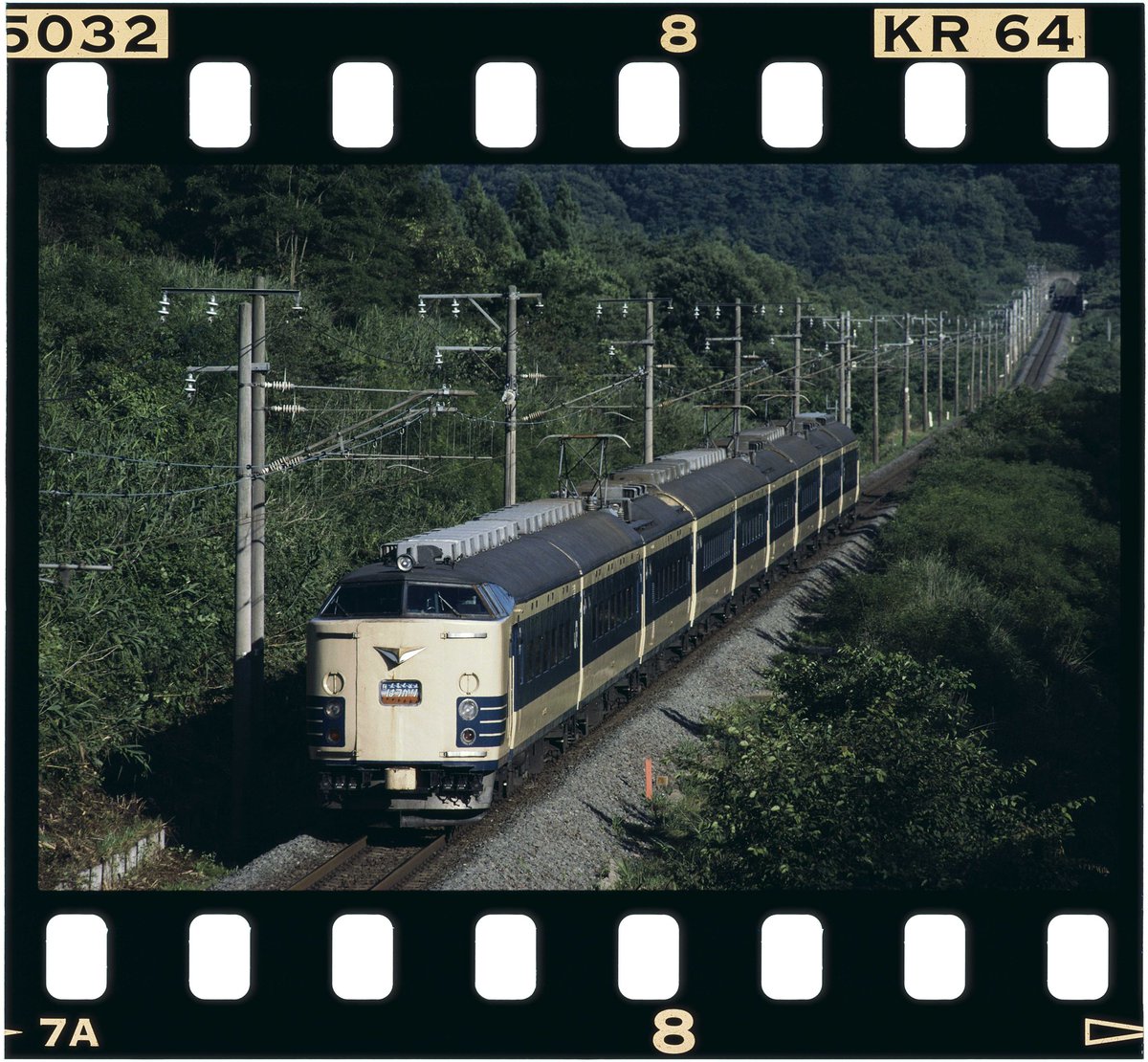 teinentetsu's tweet image. #皆さんの583系の画像見せて
相変わらずの再掲ですが、北東北90年代半ばの記録。既にこの頃は特急の定期運用は無かったと記憶してます。1枚目上り急行津軽、2枚目夏臨上り特急はつかり(後追い撮影)。