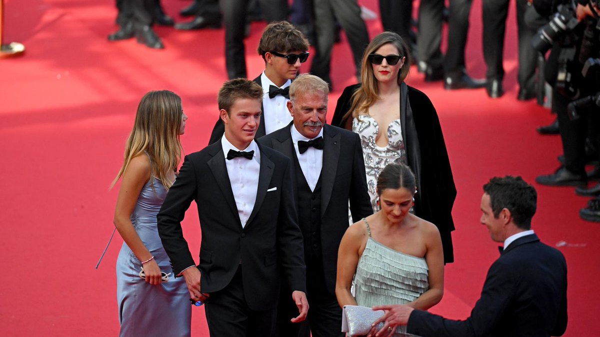 Bei seinem Auftritt in Cannes hat Kevin Costner am 19. Mai 2024 die beste Begleitung, die er sich wünschen könnte: Bei der 'Horizon'-Premiere strahlt der Schauspieler neben fünf seiner insgesamt sieben Kinder. gala.de/stars/news/kev…