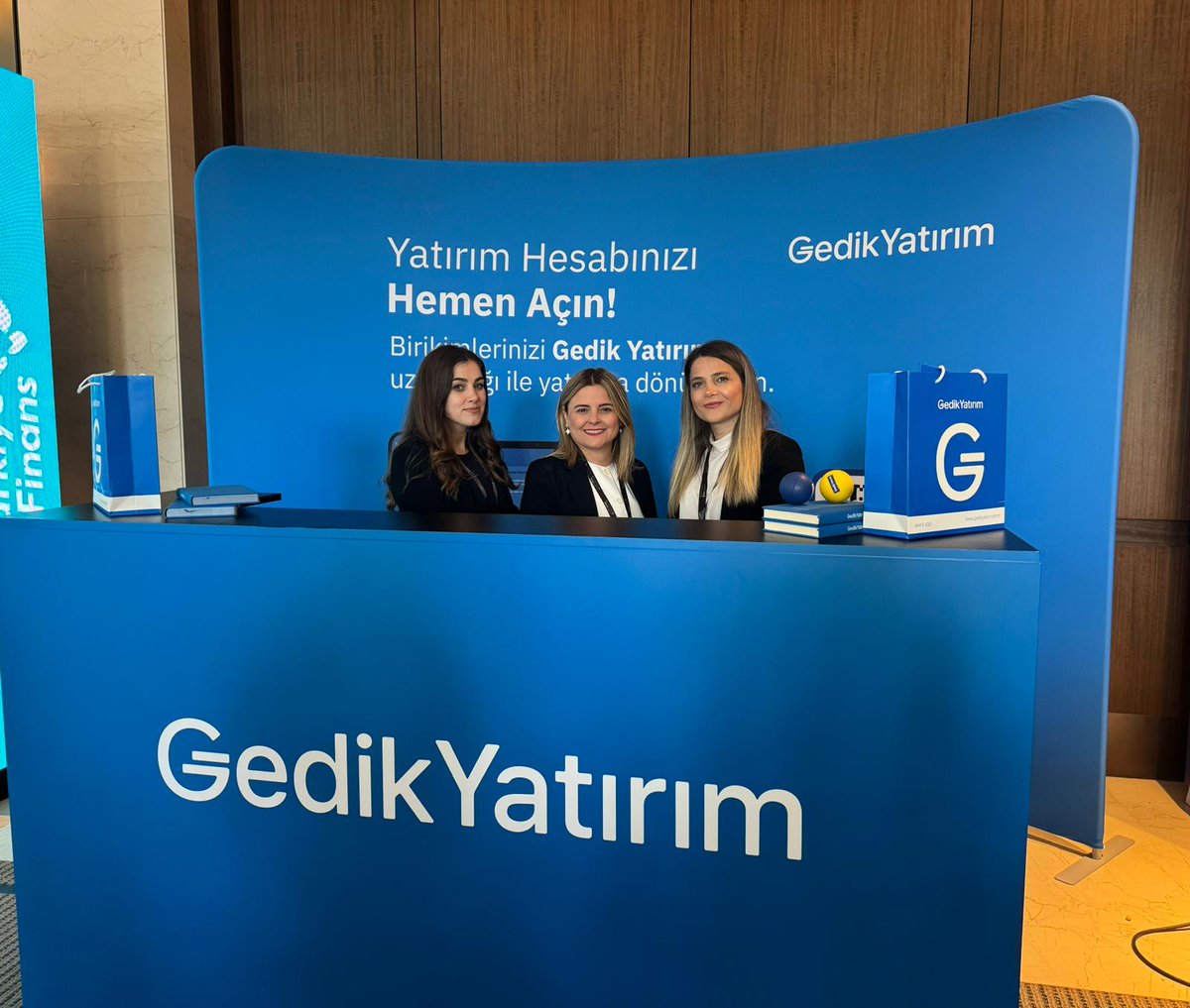 gedikyatirim's tweet photo. Gedik Yatırım olarak, DataExpert iş birliği ve BMI Business School organizasyonuyla sekizincisi düzenlenen ve finans dünyasının en prestijli buluşmalarından biri olan #CFOSummit’in bu yılki ana sponsoru olmaktan gurur duyuyoruz.
📅 Etkinlik boyunca Türkiye'nin finans alanındaki önemli karar alıcıları ve düşünce önderleriyle buluşma ve fikir alışverişinde bulunma fırsatı yakaladık. Hazine Genel Müdür Yardımcısı Coşan Yeğenoğlu’nun moderatörlüğünü üstlendiği “Dalgalı Ekonomide Risk Yönetimi ve Yatırım Planlaması” başlıklı panelde, Vitra Karo CEO’su Hasan Pehlivan, Turkven Private Equity Partneri Hala Özsoy Bıyıklı, Hayat Kimya Finanstan Sorumlu Başkan Yardımcısı Hüseyin Okur ve Enerjisa Üretim CEO’su İhsan Erbil Bayçöl’ü ağırladık.
💬 Panelde, makro ekonomik gelişmelerin yatırımcılara getirdiği riskler, yüksek enflasyon ve faiz ortamında büyüme stratejileri, sermaye artışı ve halka arzın şirketler için avantajları gibi kritik konuları derinlemesine konuştuk.
📈 CFO Summit’te yer alan Gedik Yatırım standımızda, mevcut ve potansiyel yatırımcılarımıza farklı ihtiyaçlara yönelik ürün ve hizmetler hakkında detaylı bilgiler sunduk. Katılımcılar, Gedik Yatırım'ın sunduğu yatırım fırsatları ve hizmetleri hakkında bilgi alarak, finansal geleceklerini nasıl şekillendirebileceklerini keşfettiler.
Bu etkinliğin gerçekleşmesinde emeği geçen DataExpert ve BMI Business School’a, panelimize katılan değerli konuşmacılarımıza ve bizleri dinleyen katılımcılara teşekkür ederiz. Daha nice etkinliklerde yeniden buluşmak üzere!
#GedikYatırım #CFOSummit #Finans #Yatırım #Ekonomi