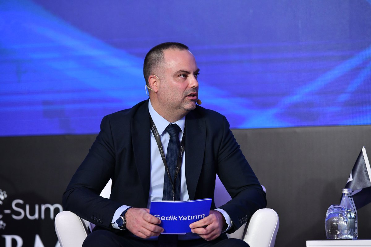 gedikyatirim's tweet photo. Gedik Yatırım olarak, DataExpert iş birliği ve BMI Business School organizasyonuyla sekizincisi düzenlenen ve finans dünyasının en prestijli buluşmalarından biri olan #CFOSummit’in bu yılki ana sponsoru olmaktan gurur duyuyoruz.
📅 Etkinlik boyunca Türkiye'nin finans alanındaki önemli karar alıcıları ve düşünce önderleriyle buluşma ve fikir alışverişinde bulunma fırsatı yakaladık. Hazine Genel Müdür Yardımcısı Coşan Yeğenoğlu’nun moderatörlüğünü üstlendiği “Dalgalı Ekonomide Risk Yönetimi ve Yatırım Planlaması” başlıklı panelde, Vitra Karo CEO’su Hasan Pehlivan, Turkven Private Equity Partneri Hala Özsoy Bıyıklı, Hayat Kimya Finanstan Sorumlu Başkan Yardımcısı Hüseyin Okur ve Enerjisa Üretim CEO’su İhsan Erbil Bayçöl’ü ağırladık.
💬 Panelde, makro ekonomik gelişmelerin yatırımcılara getirdiği riskler, yüksek enflasyon ve faiz ortamında büyüme stratejileri, sermaye artışı ve halka arzın şirketler için avantajları gibi kritik konuları derinlemesine konuştuk.
📈 CFO Summit’te yer alan Gedik Yatırım standımızda, mevcut ve potansiyel yatırımcılarımıza farklı ihtiyaçlara yönelik ürün ve hizmetler hakkında detaylı bilgiler sunduk. Katılımcılar, Gedik Yatırım'ın sunduğu yatırım fırsatları ve hizmetleri hakkında bilgi alarak, finansal geleceklerini nasıl şekillendirebileceklerini keşfettiler.
Bu etkinliğin gerçekleşmesinde emeği geçen DataExpert ve BMI Business School’a, panelimize katılan değerli konuşmacılarımıza ve bizleri dinleyen katılımcılara teşekkür ederiz. Daha nice etkinliklerde yeniden buluşmak üzere!
#GedikYatırım #CFOSummit #Finans #Yatırım #Ekonomi