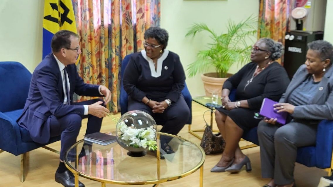 🇧🇧 @miaamormottley & @dggerdmueller announcing the UNIDO-Barbados Global SIDS Hub, the centre of UNIDO's work in #SIDS: technology & knowledge transfer, technical assistance & investment promotion for blue economy, sustainable energy, agribusiness & more.👉unido.org/news/barbados-…