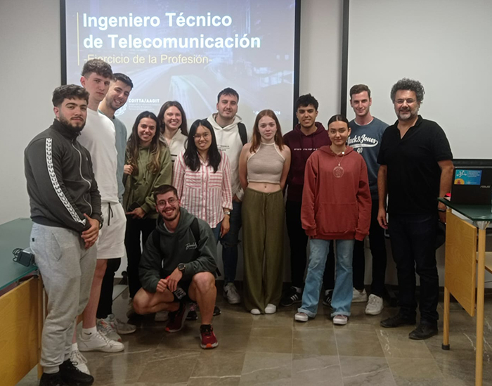 Finaliza el #CicloMotivation conversando con los futuros ingenieros en @ETSIIT_UGR 🗣️@anelfernando, delegado de COITTA/AAGIT en Granada, ofreció a los estudiantes una visión de las oportunidades profesionales que ofrece la ingeniería de telecomunicaciones aagit.org/?p=5774&previe…