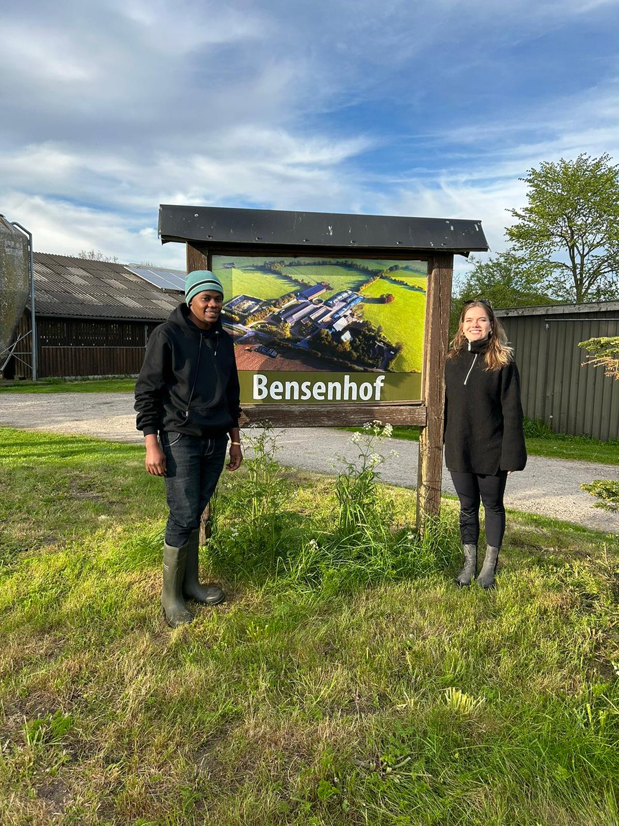 Nach unseren Seminaren sind wir weiter on tour und besuchen die ugandischen Teilnehmenden auf ihren Betrieben. Das Schöne daran: Wir bekommen Einblicke in den Alltag und tauschen Bürostuhl gegen Feld und Hof. Über die Leckereien aus der eigenen Käserei freuen wir uns ebenfalls😌.