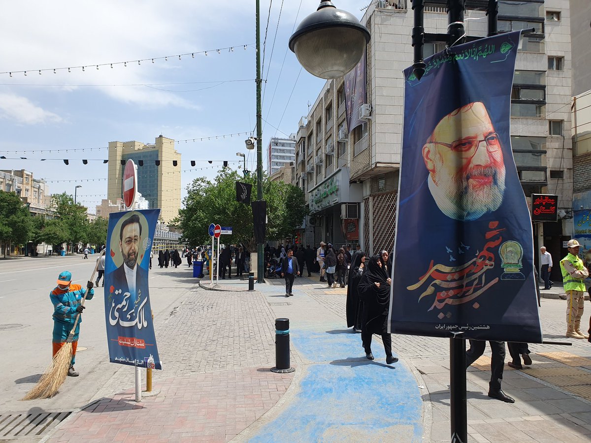 jsauvaget's tweet photo. Les funérailles du pdt #Raisi se prépare sur bvld emam Reza a #masshad #iran . le cerceuil passera par ici dans quelques heures.
#f24 #france24 https://t.co/uwMNYlgIQD