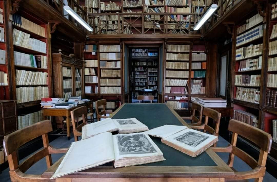 MANNapoli's tweet photo. La mente vola con i libri 📚: venite a scoprire la biblioteca del #MANN! 
Grazie a Vittoria per la fotografia! https://t.co/NZ2BteLU55