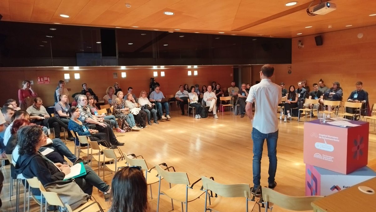 ECoD_Barcelona's tweet photo. @ManifestaDotOrg @LHAjuntament @lhdigitalh @LHCultura @BibliotequesLH @laxarxa @pembarcelona @granollers @matarocat @Aj_Sabadell @arnauMonty @bcn_ajuntament @decidim_org @decidimbcn @MCortadaPEMB @CanodromBCN @governobertcat @30defebrer @angelaprecht @InstMetropoli @liniaxarxa @estelabo @CatalunyaMTP @LHNOTICIAS Recomanacions post #AssembleaMetropolitana de la mà de @GerardLillo:

✅Declaració el més concreta possible
✅Arrancar algun compromís de les administracions
✅Que aquestes es comprometin a donar retorn 
✅Manifest en línia per consulta oberta
✅Revisió periòdica del compromís https://t.co/6XNbKywqXL