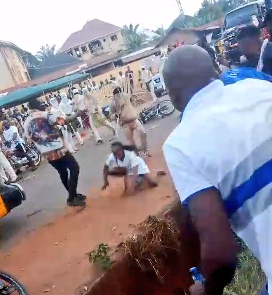 JUST IN: POLICE ARREST MASQUERADE OVER RESIDENTS' ASSAULT IN ENUGU. Police Operatives serving in the Nsukka Sector of the Enugu State Command's Anti-Cultism Tactical Squad, on May 12, 2024, around 3.45 p.m., intercepted and arrested a masquerade (popularly called Oriokpa) while