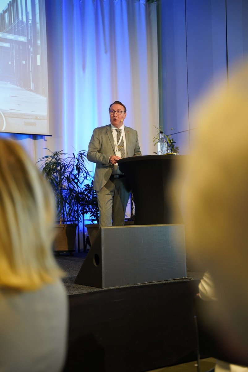 Mälardalsrådet (@malardalsradet) on Twitter photo - Nästan 400 samlade för viktiga framtidsfrågor om #infrapol, #utbpol och internationellt lärande. @JensSjostrom, ordf. Mälardalsrådet, @Erikpelling och <a href="/HelenaProos/">Helena Proos</a> inleder #Mälartinget i <a href="/Uppsalakommun/">Uppsala kommun</a>, <a href="/regionuppsala/">Region Uppsala</a>.🌞
#EnBättreMatchning #EnBättreSits
malardalsradet.se/malartinget/ - Nästan 400 samlade för viktiga framtidsfrågor om #infrapol, #utbpol och internationellt lärande. @JensSjostrom, ordf. Mälardalsrådet, @Erikpelling och <a href="/HelenaProos/">Helena Proos</a> inleder #Mälartinget i <a href="/Uppsalakommun/">Uppsala kommun</a>, <a href="/regionuppsala/">Region Uppsala</a>.🌞
#EnBättreMatchning #EnBättreSits
malardalsradet.se/malartinget/