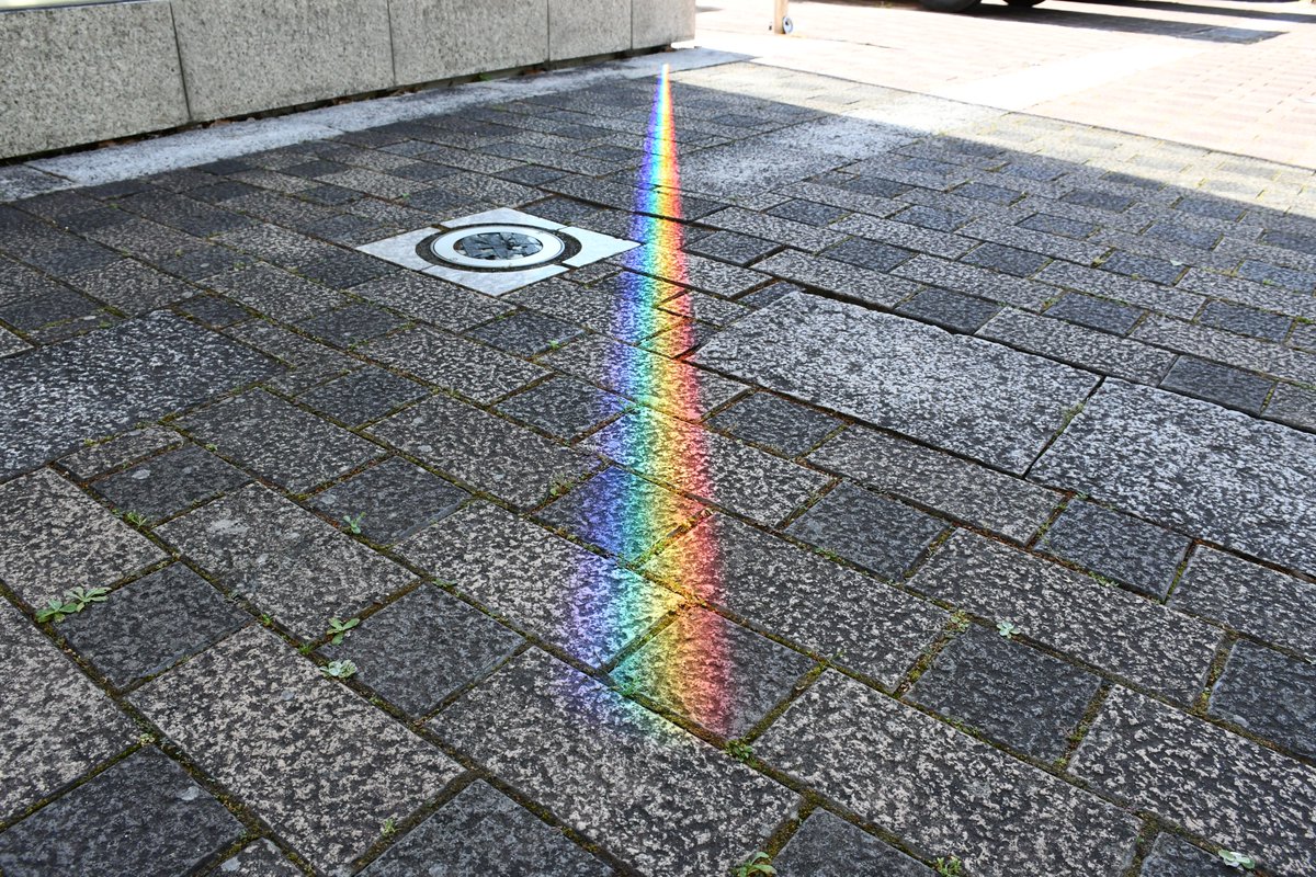 【地面に虹🌈】 七色？の光線発見！！ どのような原理で現れたのでしょう・・・ 分かる方いますか～？！ #色々な虹 #化学現象 #偶然の産物 #見つけたら幸運？！ #佐賀地本 #日常