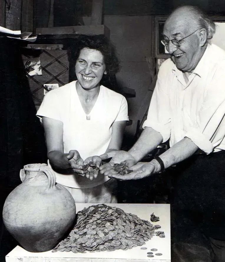 Joyce Ingrams (left) discovered a coin hoard in August 1967. A large New Forest Ware pot contained nearly 8,000 coins all dating from 250AD to 280AD.

#ThrowbackThursday #Rockbourne #Fordingbridge #localhistory #NewForest #Archaeology #RomanBritain