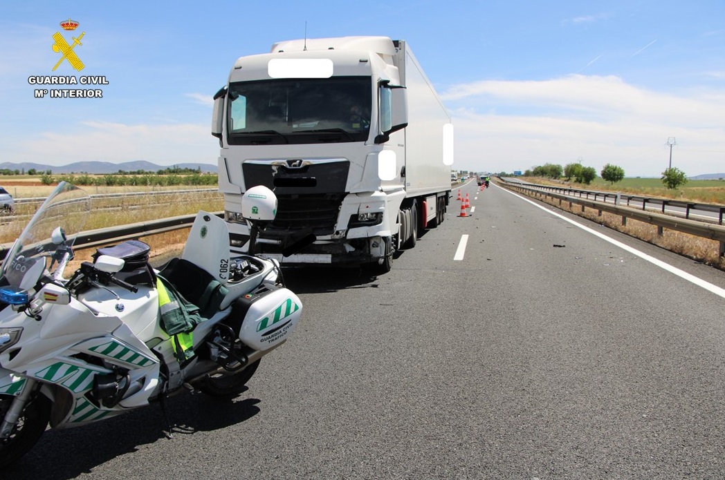 ▶️Investigado el conductor de un vehículo articulado por dos delitos de homicidio imprudente. El accidente de tráfico en el que murieron dos personas se produjo en la A-4, a la altura de Membrilla, el pasado 9 de mayo. cmmedia.es/noticias/casti…