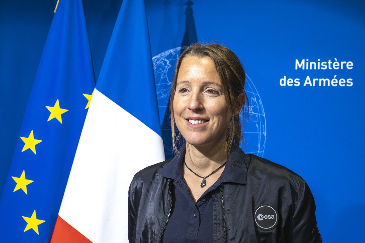 Armees_Gouv's tweet photo. 👩‍🚀 L'astronaute 🇫🇷 Sophie Adenot sera la prochaine européenne à s'envoler pour la Station spatiale internationale, en 2026, pour une mission de longue durée. Colonel dans l'@Armee_de_lair et de l'Espace, elle deviendra la 2e astronaute française de l'histoire à partir en orbite, trente ans après Claudie Haigneré. 🚀 @soph_astro
