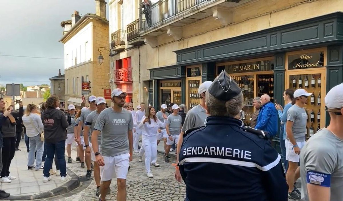 PrefAquitaine33's tweet photo. #RelaisDeLaFlamme 🔥 | Après un passage dans le vignoble de @saint_emilion, la Flamme Olympique est à l'hippodrome du #Bouscat. Concerts, spectacles, ateliers et jeux rythment cet événement festif !  

📍 Saint-Emilion
📏 2,6 km

📍 Hippodrome du Bouscat
📏 1,1 km https://t.co/Djrpa46Sxv