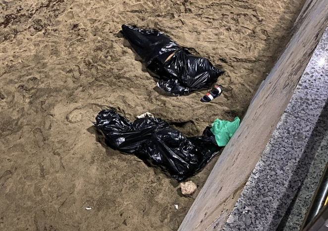 LasCanteras's tweet photo. Susto para los primeros usuarios de Las Canteras al encontrarse este jueves de madrugada, en la arena, con dos cuerpos envueltos en plásticos. Pensaron que eran dos cadáveres, pero resultaron ser dos personas durmiendo al raso, envueltas en bolsas para evitar la relentada 🫣 https://t.co/2RfOBNqnh5