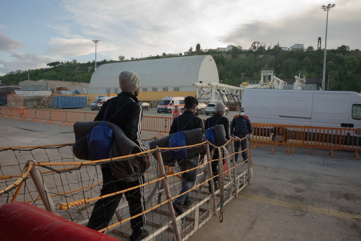 Rettung abgeschlossen:
Nach 3 Tagen auf See in einem kleinen Glasfaserboot und weiteren 2,5 Tagen auf der #OceanViking sind 35 Überlebende gestern im Hafen von Ortona an Land gegangen. Die Menschen, die zunächst unter medizinischer Beobachtung standen, konnten sich unter der