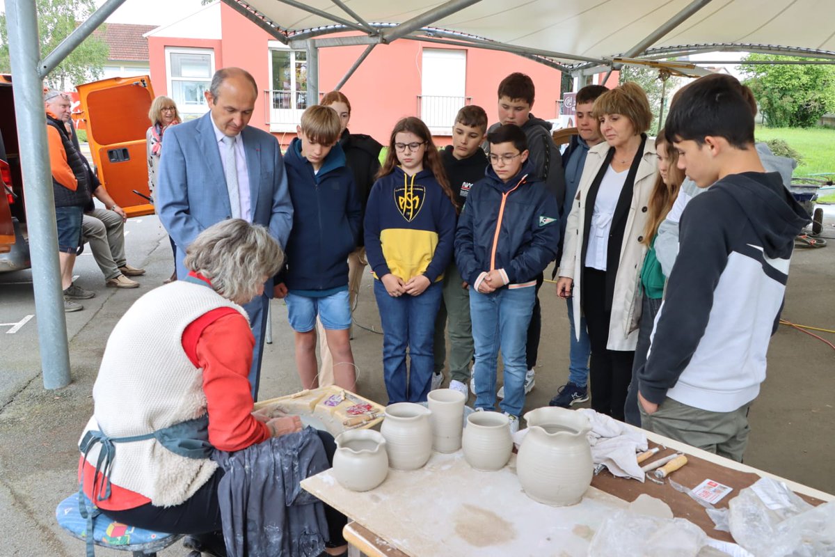 BenmiloudKarim's tweet photo. Au collège Jeanne Cluzel de MONTMARAULT (Allier) pour le "Printemps de l'Artisanat" avec 10 artisans de @CMA_allier
✅️ découverte des métiers
✅️ stages de 3e &amp; nouveaux stages de 2nde
✅️ lutte contre le Harcèlement avec pHARe #NAH
✅️ classe ULIS, projets lecture au CDI... https://t.co/r6MKWC6lv6