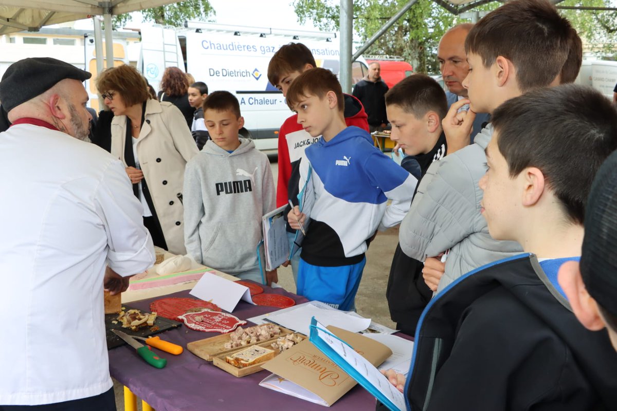 BenmiloudKarim's tweet photo. Au collège Jeanne Cluzel de MONTMARAULT (Allier) pour le "Printemps de l'Artisanat" avec 10 artisans de @CMA_allier
✅️ découverte des métiers
✅️ stages de 3e &amp; nouveaux stages de 2nde
✅️ lutte contre le Harcèlement avec pHARe #NAH
✅️ classe ULIS, projets lecture au CDI... https://t.co/r6MKWC6lv6